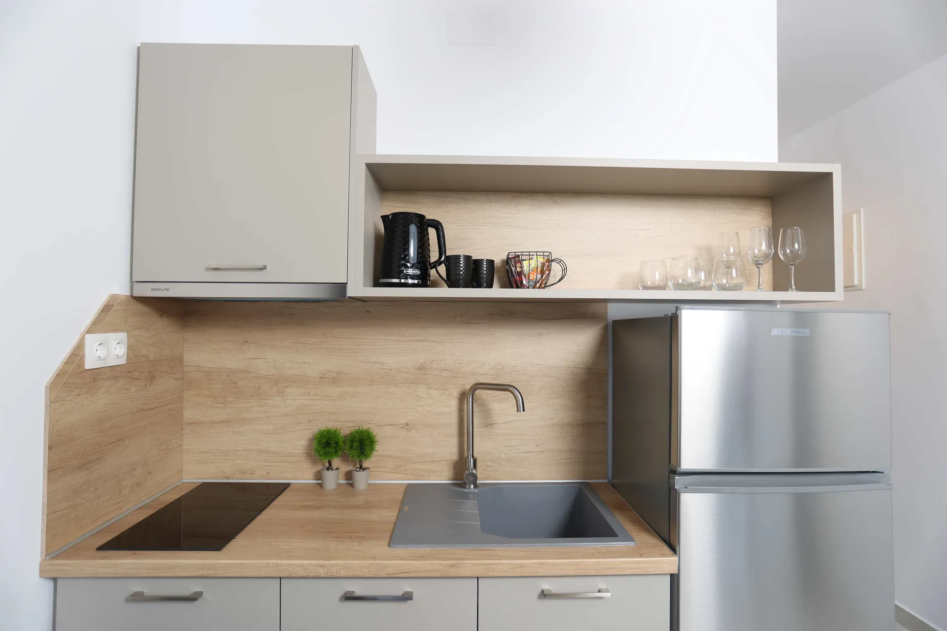 Tiara Holidays - Gregory Apartments - One Bedroom Deluxe Apartment - kitchen